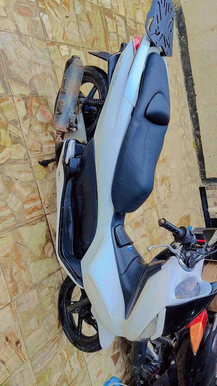 السلام عليكم للبيع دراجه pcxجيل الاول دراجة نضافة ٩٠ بلمية    الدراجه على  ايدي حجم مكينه 150ياباني الاصلي دراجه نضيفة
ياباني الاصلي دراجه كامله أستان كهربائي حساس ازدحام ٢  مكينه فول معدل خير من اللّٰه دراجه   دراجة مكينه مكفوله اي نقص مابيه
السعرمليون ومية و مجال قليل كلش حك جية
اي استفسار ***********مكان
