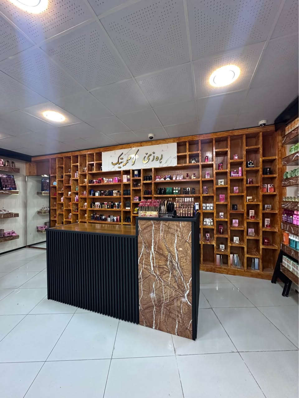 دوکانی کۆسمەتیك بۆ فرۆشتن لە کاسۆمۆل قاتی (٣) 
هەر بەڕێزێك خوازیارە کارکردنە لەو بوارەیا 
بۆ زانیاری زیاتر نامە بنێرێت بۆ whts up

 ئەم ژمارەیە *********** السليمانية, العراق
