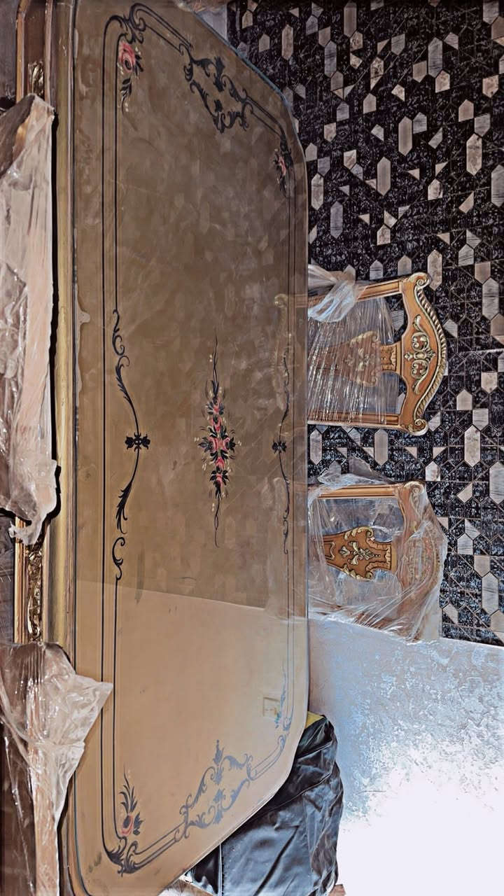 ميز طعام ملكي للبيع بعده بجيس كامل كراسي   محد كاعد عليهن مكاني كربلاء سعره ٤٠٠ وبي مجال قليل رقمي وتساب ***********
