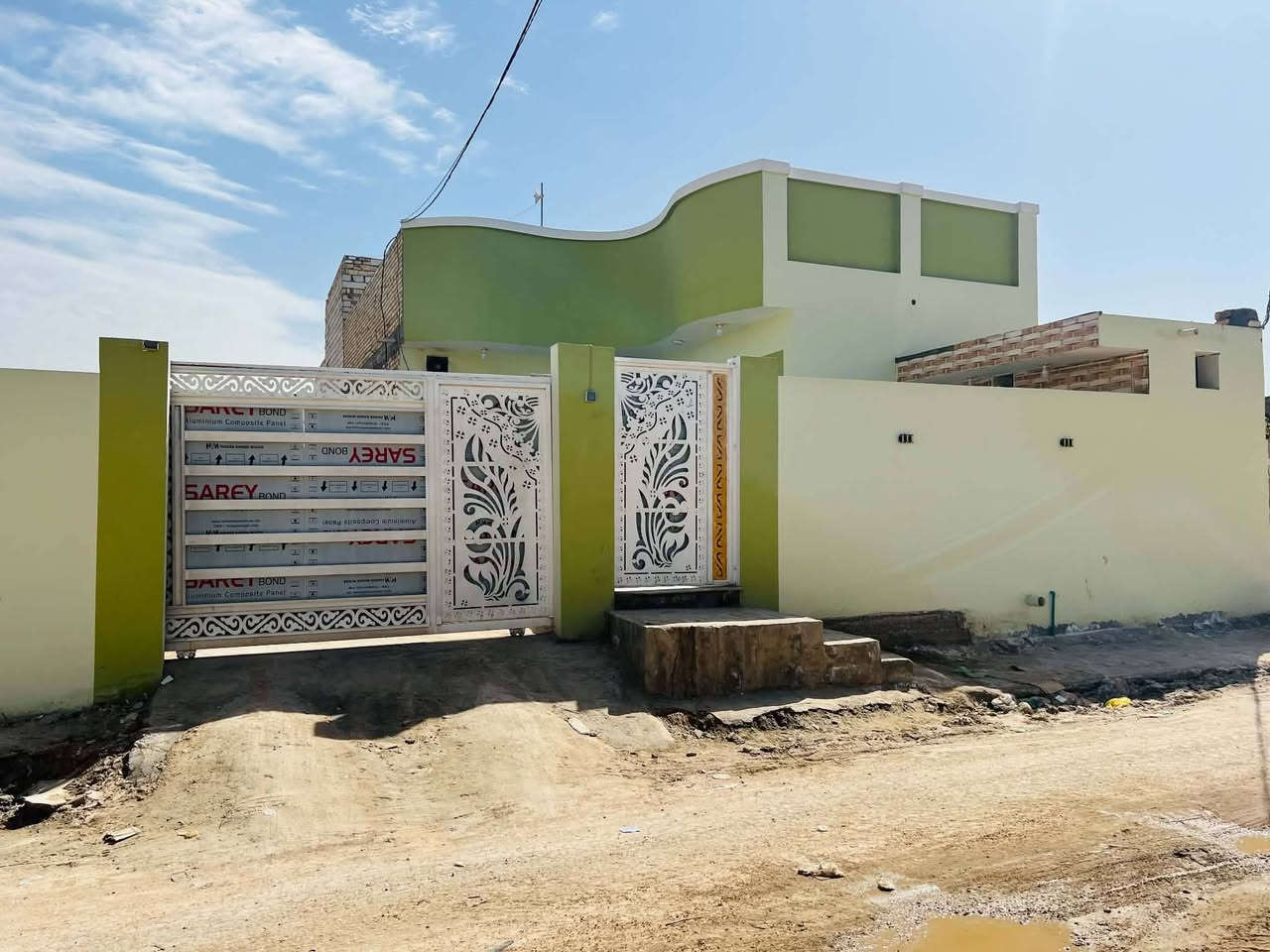 السلام عليكم
بيت وقطعه ارض للبيع 
مساحه الاثنين 500 متر 
ثلاث غرف 
صحيات داخليه وخارجيه
البيت كامل مكمل من كلشي 
الموقع الكوفه شارع المعمل 
للاستفسار:***********
مكلف بالنشر غير متواجد عل الفيس
