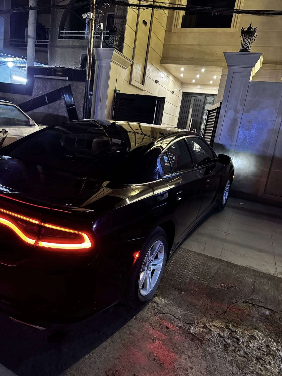 السلام عليكم جارجر sxt مديل2022 أصل لون اسود ماشية 63الف ميل
مواصفات كامرة خلفية حساسات امامية خلفية

مواصفات عادية تشغيل ع بعد  حادث السيارة جاملغ وبنيد بدون أيرباك موضح بل صور  وبيها مال تحميل شي بسيط بل قمارة وبيها ٣ رصعات بل باب مامسويهن مال سايق 

عنوان السيارة بغداد المشتل حي المعلمين السعر 220$ وبيها مجال بسيط ***********
