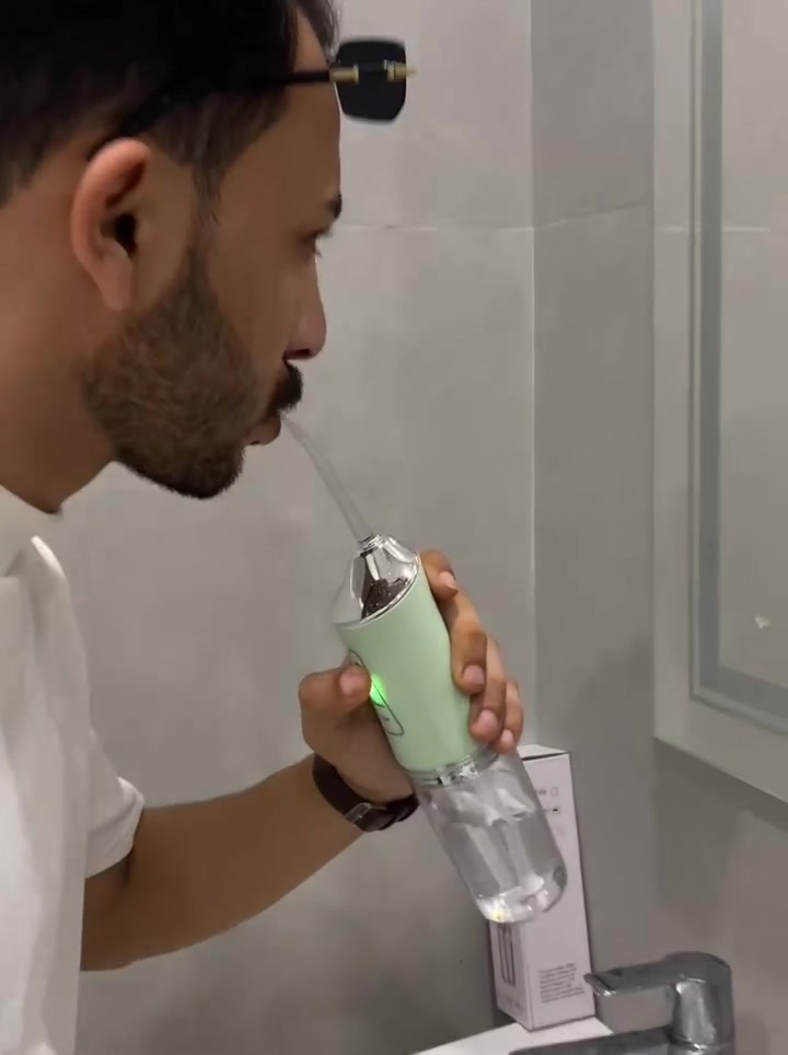 جهاز تنظيف الأسنان المائي المحمول القابل للشحن – 3 أوضاع

• جهاز تنظيف أسنان مائي محمول ومناسب للاستخدام اليومي، بتصميم عملي قابل للحمل وسهل الاستخدام.

• يدور بزاوية 360° لسهولة الوصول لمناطق التنظيف المختلفة.

• يحتوي على 3 مستويات تشغيل واضحة على الجهاز: Soft / Normal / Pulse.

• مزود بخزان ماء بسعة 220ml.

• يدعم الشحن عبر DC socket / USB بجهد شحن 5V وتيار 1A.

• يأتي مع 4 رؤوس تنظيف مختلفة وتنظيف الجيوب اللثوية وتقويم الأسنان.

• نوع المنتج: Oral Irrigator / جهاز تنظيف الأسنان المائي
• الموديل: 6886
• كود الكتيب: Z-801
• أوضاع التشغيل: 3 أوضاع
• الدوران: 360°
• سعة خزان الماء: 220ml
• جهد الشحن: 5V
• تيار الشحن: 1A
• الجهد المقنن: 3.7V
• القدرة: 3.5W
• الوزن الصافي: 249g
• منفذ الشحن: DC socket / USB

محتويات العلبة:
• جهاز تنظيف الأسنان المائي
• 4 رؤوس تنظيف
• سلك شحن USB
• دليل الاستخدام

السعر: 15،000 دينار 
التوصيل:
بغداد: 3,000 دينار
باقي المحافظات: 5,000 دينار


**إذا كنت صاحب هذا الإعلان وتريد حذفه لأي سبب، رجاءا أرسل رسالة إلى الدعم الفني**