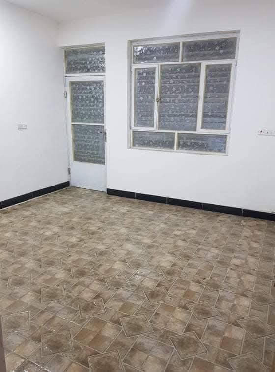 السلام عليكم بيت للبيع في سريدات في مربع ثاني يم ماركت الشام   ٥٠ متر واجهة ٤ ونص نزال ١١ يحتوي على طرمه صغيرة وصاله ومطبخ وصحيات وفوك غرفتين جاهز للسكن ونظيف البيت كلش والسعر خاص
*********** /***********
