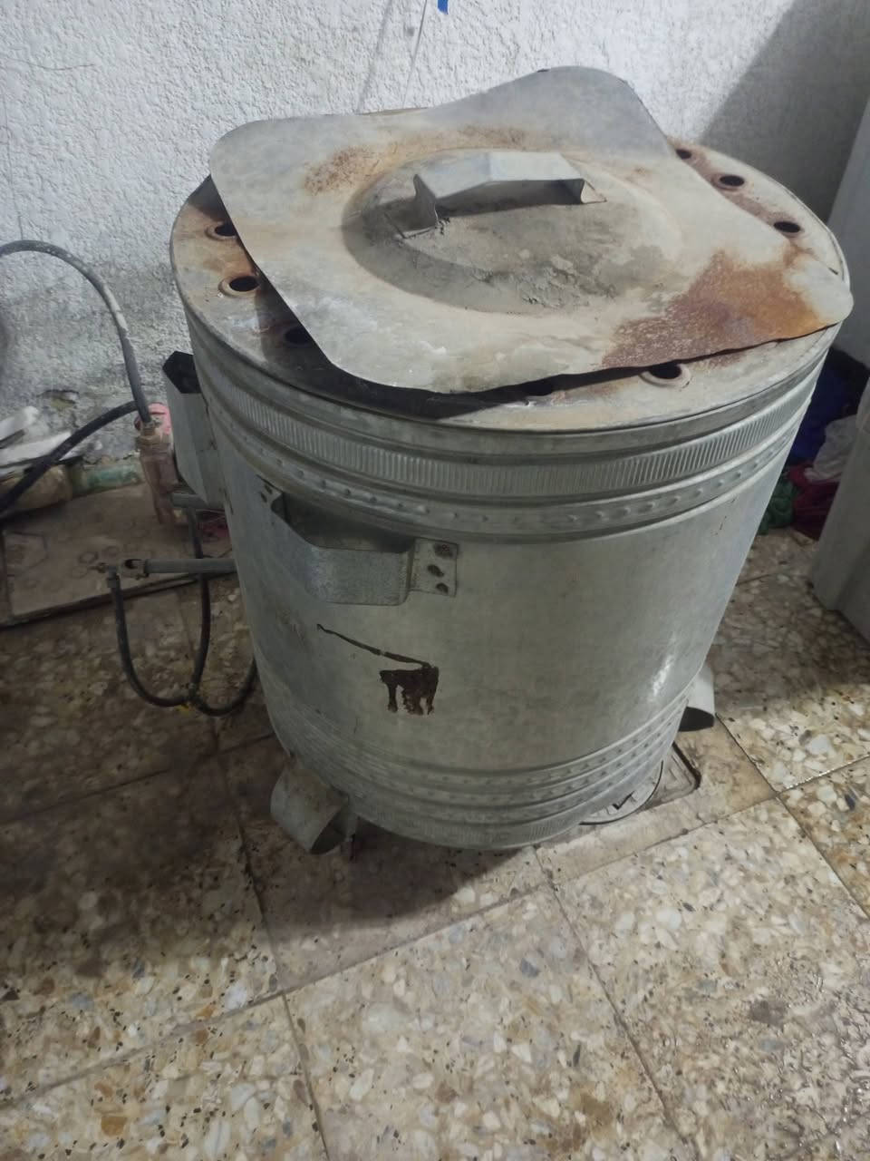 سلام عليكم  من رخصة الادمن يوجد لدي تنور غازي شغال نظيف مع المنظم طباخ غازي مع مبرده بلاستك شغاله كامله السعر كلهن 50الف للاتصال واتساب***********
