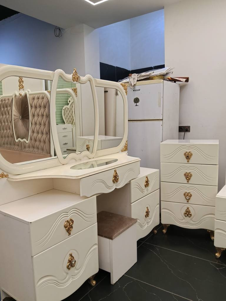 غرفه النوم ملكيه للبيع اخو جديد شرط النظافه 100% غرفه كامل حلوه خشبه درجه اولى 9 قطع سعرها رقم اي استفسار يراسل صفحه او يخابر على رقم *********** مكان كركوك كركوك, العراق
