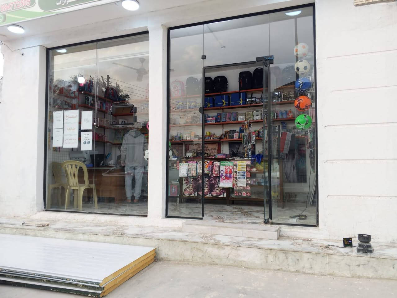 سلام عليكم بيت للايجار طابق ثاني بناء حديث غرفتين غرفه 4في5 وغرفه ثانيه 7في 4 وصاله ومخزن ومطبخ وبيتونه وسطح كامل  جاهز السكن محل الايجار بناء حديث وجاهز مكان الفلوجه حي رساله قرب جامع على ابن ابي طالب محل صاير على شارع رئيسي تبليط ايجار البيت ب 250 وايجار محلات ب 175 وبيه مجال بسيط التواصل *********** بي واتساب اني مكلف بل نشر
