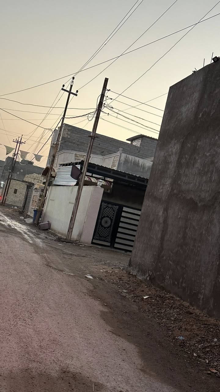 السلام عليكم قطعة ارض زراعي للبيع سند٢٥ بمنطقة السويب بفرع عقيل ابو الدهن المساحة ١٢٠ واجهة ٧ ونزال ١٧ المنطقة كاملة من الماء والمجاري والكهرباء السعر ٣٣ وبيه مجال الاتصال على الوات ساب ***********
