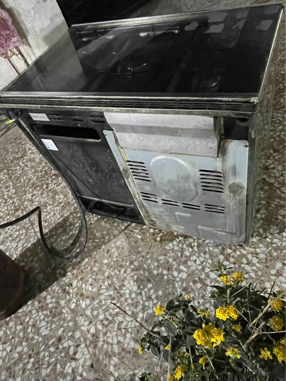 طباخ نضيف كله شغال وناره تخبل على الفحص سعره ١٦٠ وبيه مجال المكان نهايه الشعله منطقه الدهله *********** بغداد, العراق
