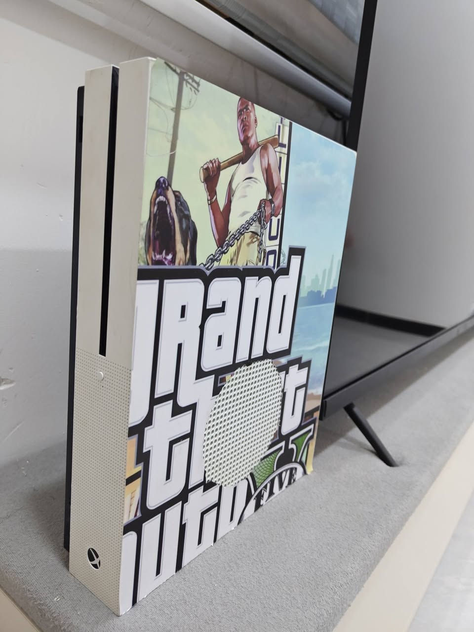 إكس بوكس وان اس نضيف جدا 
مساحته 500 كيكه 
ملحقاته ( سماعه + جوستكات 2 اصلي ) 
اشتراك كيم باس شهري كامل 
العاب ( فيفا + gta + باتل فيلد + فورزا سيارات + تومب رايدر هواي العاب متاحه ) 
السعر 170 وبي مجال للطيبين 
للتواصل الاتصال ***********
