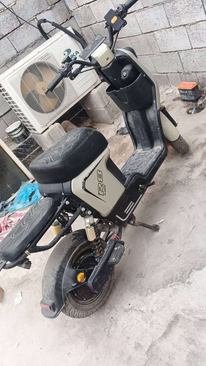 السلام عليكم دراجه R8 عوزها باتريات قيم وخذ بما يرضي الله ماخذها 450 رقمي ***********مكاني البصرة صبخه العرب
