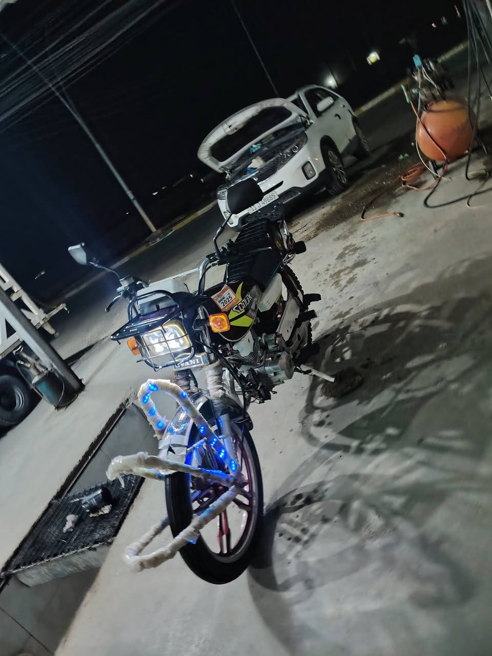 سلام عليكم دراجة ايراني سيفان موديل 22 مثل ما تشوف نضيفه وحلوه السعر خاص ***********
