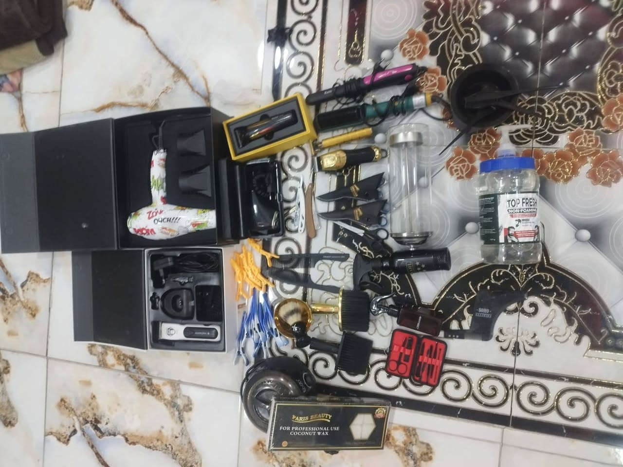 سلام عليكم 
غراض حلاقه للبيع شلعه كامله 
ستعمال قليل اقل الشهر 
غراض جديده بمعناه الكلمه 
اغراض هواي شوف الصور ولي بيهم السعر (300) وبيهن مجال
العنوان كربلاء اطويريج الخيرات قرب المحكمه


**إذا كنت صاحب هذا الإعلان وتريد حذفه لأي سبب، رجاءا أرسل رسالة إلى الدعم الفني**