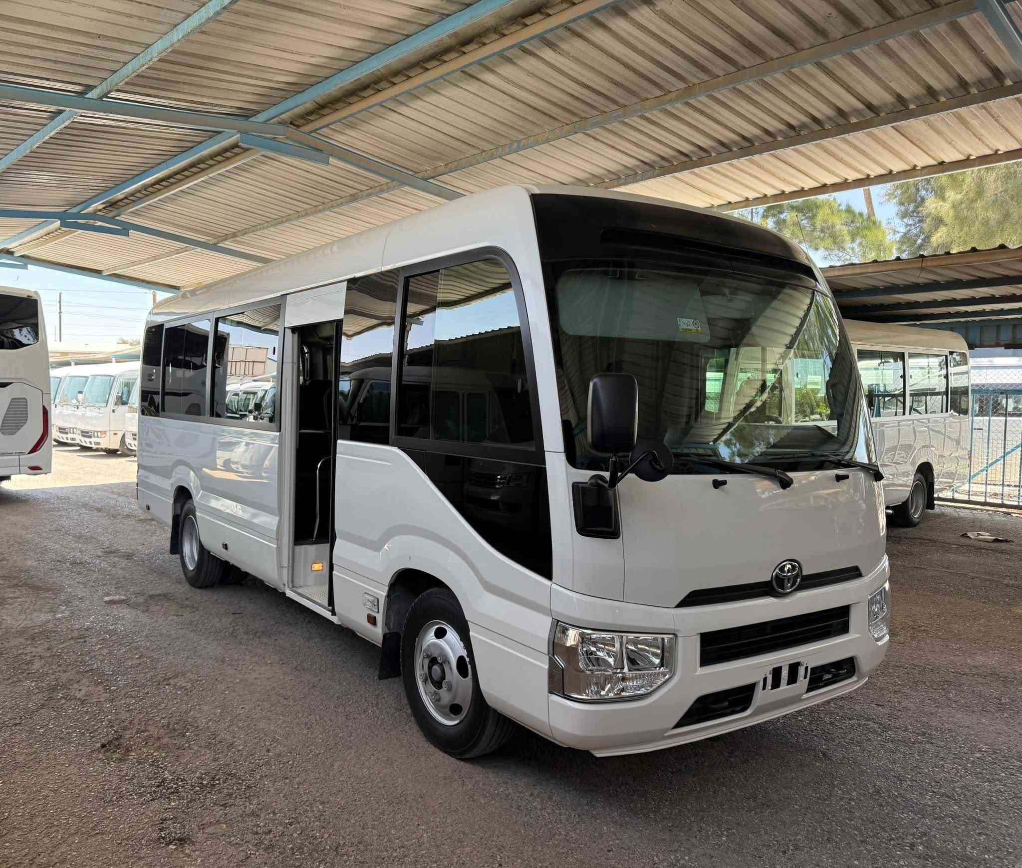 🔥 وصلت دفعة جديدة ومميزة 🔥🚍
في معرض خالد حجير لتجارة الباصات

✨ للبيع: تويوتا كوستر 2023 مستعمل بحالة الوكالة ✨

✅ قير أوتوماتيك
✅ محرك 4 سلندر قوي واقتصادي ✨
✅150 حصان 🐎 
✅ بحالة ممتازة جداً وجاهز للعمل

🔹 الإضافات والمواصفات:
📍 برادي مكيف
📍 مكيف مركزي قوي
📍 تدفئة خلفية
📍 فرش مخمل فاخر
📍 عواكس جانبية
📍 برادي جانبية
📍 سطب خلفي
📍 مرايا خلفية

🚍 نظافة ممتازة وحالة وكالة من الداخل والخارج

⭐ كما نُعلن لزبائننا الكرام أنه خلال الأسبوع القادم سيصل إلى المعرض:
✅ دفعة جديدة من باصات تويوتا كوستر 2023 (6 سلندر) مستعملة بحالة ممتازة.

✅ دفعة من باصات ميتسوبيشي روزا 2023 سعة 26 راكب.

📞 للحجز والاستفسار ومعرفة الأسعار يرجى التواصل معنا.
١- خالد :  ***********- محمد : 0798919738
معرض خالد حجير لتجارة الباصات
ثقة • جودة • أفضل الأسعار ⚡️


**إذا كنت صاحب هذا الإعلان وتريد حذفه لأي سبب، رجاءا أرسل رسالة إلى الدعم الفني**