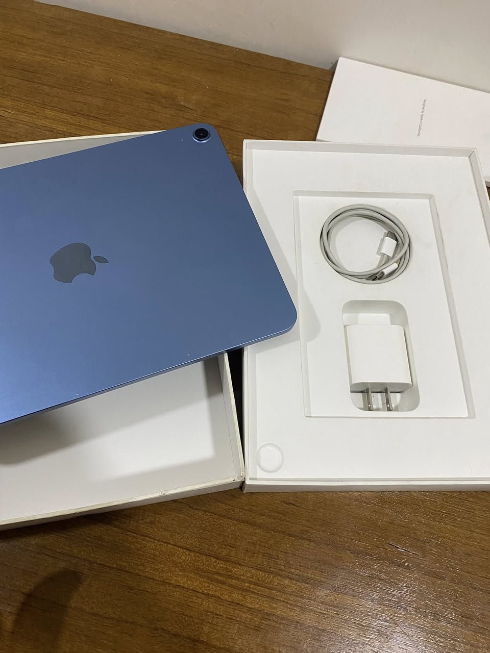 سلام عليكم
ايباد اير جيل الخامس 
نظيف كلش 
والذاكرة 64
والبطارية 87
وكامل ملحقاته 
ما مصلحه بيي ايي شي 
وكفالة عامه على الايباد 
تفحص بي مكان يعجبك 

والعنوان بغداد العبيدي 
سعره 500وبي مجال 
الرقم ***********
والواتساب ***********
