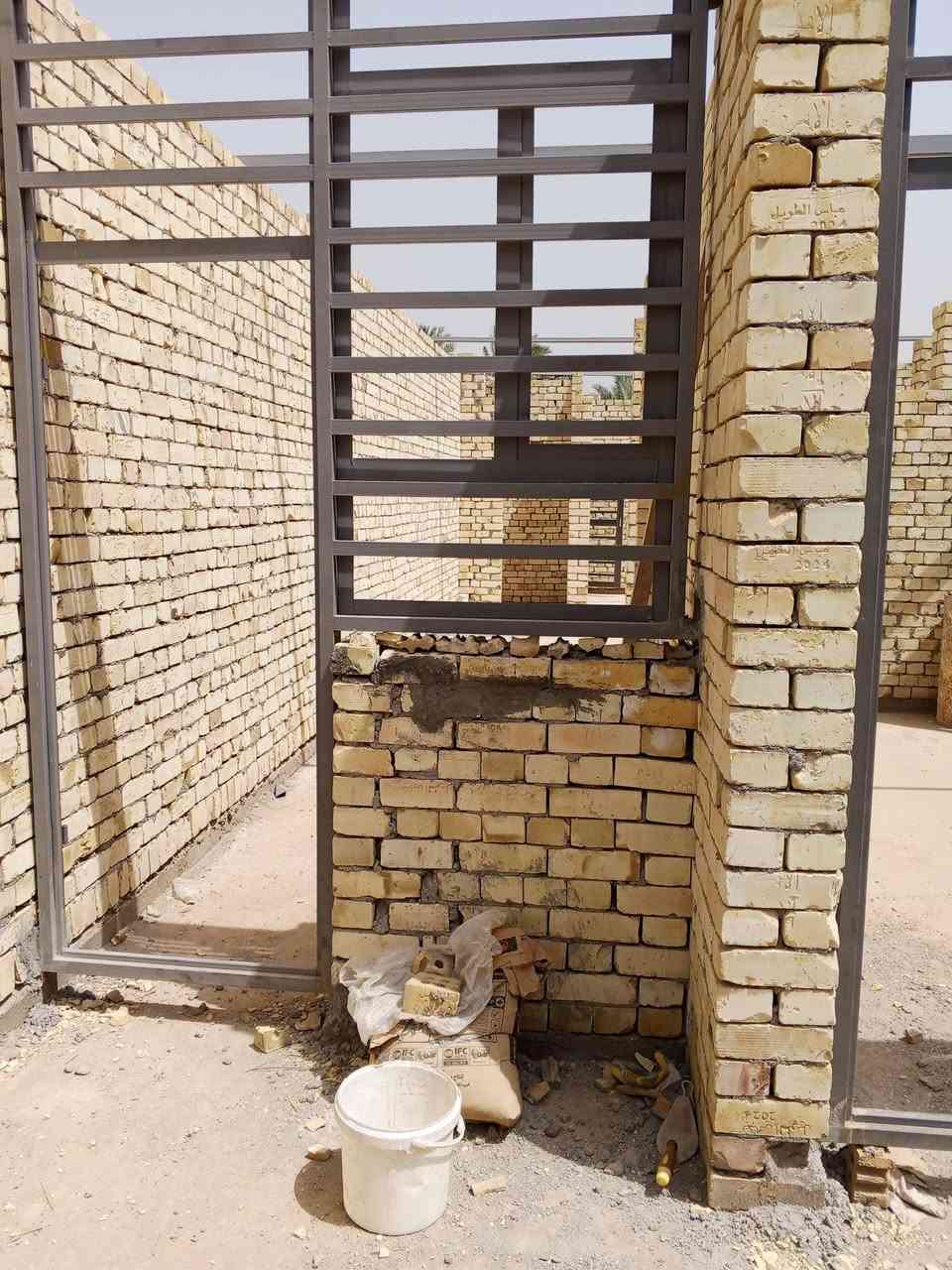 يوجد هيكل البيع قرب مركز عرب جبور المساحه 100 متر الواجه 6 نزال 17 سند 25 سعر 40 رقم الهاتف ***********
