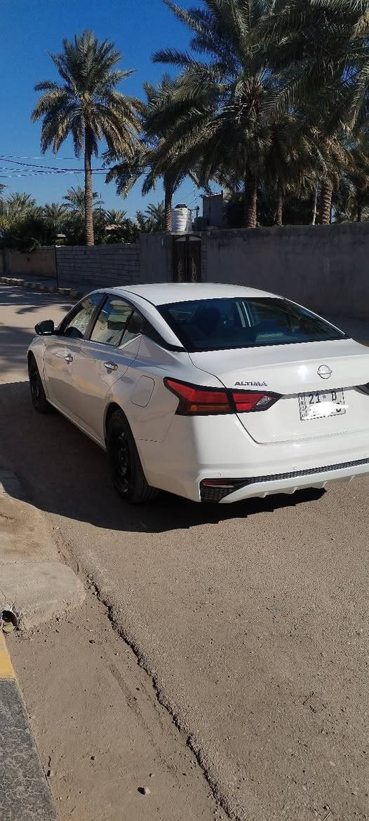 ​🚗 للبيع: ملكة الأناقة نيسان ألتيما 2024 (وردة مال الله) 💎
أهل الذوق والسيارات الحديثة، للبيع ألتيما، للي يدور "هيبة ونظافة" واقتصاد بالبنزين.
​المواصفات والحالة:
​الموديل: 2024.
​اللون: أبيض صدفي (لؤلؤي) يلمع.
​الرقم: سليمانية (21)، والتحويل مضمون وباسمي.
​الخارجية: مثل ما تشوفون بالصور، البودي نظيف جداً، لا شخوط ولا طخات، واللايتات LED الحديثة.
​الإطارات والويلات: ويلات بلادية ونظيفة جداً.
​المميزات: السيارة معروفة بعزلها القوي، ثباتها عالخط، والتكنولوجيا اللي تريح السائق.. حجم المحرك 2500cc تنفس طبيعي 4 سلندر.
​وارد امريكي.

الرادار الأمامي (Front Radar)
​هذا الرادار هو "العين" التي تراقب الطريق أمامك، ويوفر الميزات التالية:
​نظام الفرملة الطارئة الذكي (Automatic Emergency Braking): إذا استشعر الرادار اقتراباً خطيراً من سيارة أمامك ولم تستجب، يقوم النظام بتنبيهك ثم الضغط على المكابح تلقائياً لتقليل حدة الاصطدام أو منعه.
​نظام كشف المشاة (Pedestrian Detection): الرادار يعمل مع الكاميرا الأمامية لتمييز الأشخاص الذين يعبرون الطريق أمام السيارة.
​تنبيه التصادم الأمامي (Forward Collision Warning): ينبهك صوتياً وبصرياً قبل وقوع أي حادث محتمل.
​2. رادارات الزوايا والنقاط العمياء (Blind Spot Radar)
​توجد رادارات مخفية في زوايا المصد (البنيد) الخلفي، وفائدتها:
​تنبيه النقاط العمياء (Blind Spot Warning): تضيء علامة في المرايا الجانبية إذا كانت هناك سيارة بجانبك لا تراها، وإذا شغلت الإشارة للانعطاف، يصدر صوت تنبيه قوي.
​تنبيه حركة المرور الخلفية (Rear Cross Traffic Alert): مفيد جداً عند الخروج من "البارك" (الرجوع للخلف)، حيث ينبهك الرادار إذا كانت هناك سيارة قادمة من اليمين أو اليسار لا تراها بالكاميرا.

السيارة تحافظ على مسافة ثابتة بينك وبين السيارة التي أمامك؛ إذا خففت السيارة الأمامية سرعتها، تخفف ألتيما سرعتها تلقائياً، وإذا أسرعت تعود لسرعتك المحددة.

​معلومات التواصل:
​مكان السيارة: ديالى - بعقوبة - تقاطع القدس.
​رقم الهاتف للتواصل: ***********
