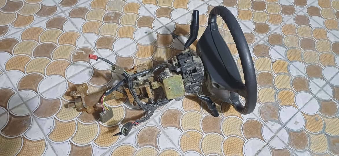 السلام عليكم اخوان دركه ستيرن كامله حاويه جديده ترهم الدمعه والمسطره نفس الفيش جيب وشد اليحتاجها يتصل ***********
