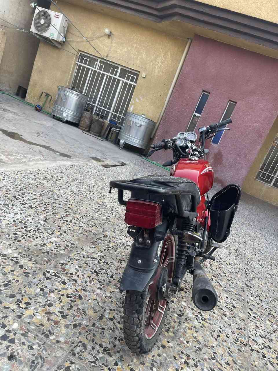 الدراجه للبيع : شاينينك موديل 2023 نازله بل 2025شهر الخامس مكفوله كفاله عامه نقوصاتها متكلفك 15الف 
مثل ما موضح بالصور جاملغ امامي وأشاره يسره خلفيه
مكينه ما مفتوحه تاخذها تريح بالك وعلي
السعر 675 ومجال بسيط للشراي 
مكاني المحموديه 
التواصل اتصال أو واتساب فقط 
***********
