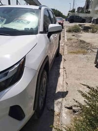 للبيع تيوتا راف فور  2022 ابيض  محرك 4 سلندر 2500 وارد كندي ضرر بسيط م...