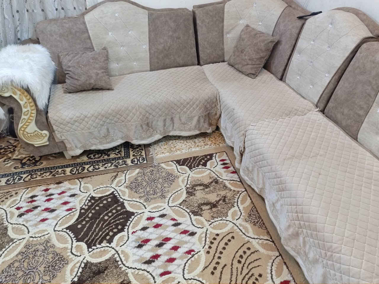 سلام عليكم تخم للبيع السعر 400 وبيه مجال 12قطعه وياه كوشات عله طول التخم ومخاد وطبله وحده جبيره سوق الشيوخ العكيكه للاتصال ***********
