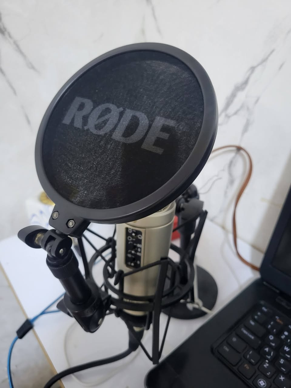 للبيع مايك rode nt2a 
للبيع كرت صوت focusrite 2i2 الجيل الثالث 
***********
