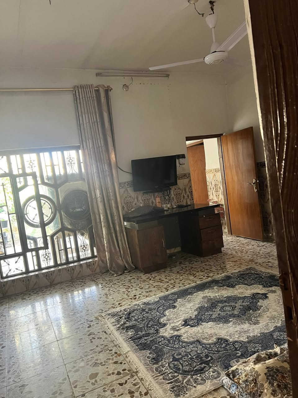 السلام عليكم بيت المساحه الكليه (٣٣٢) م (طابو صرف )بالسند ٢٧٣ م
تفاصيل البيت /حديقة خارجية _٣ غرف نوم _صاله_استقبال _مطبخ _صحيات داخلية وخارجيه البيت نضيف جدا موقع حلو مرتب خدمات متكاملة مدارس مي كهرباء مجاري تبليط جميع الخدمات متوفره
العنوان /طوريج شارع نضوري 
الاستفسار /***********
