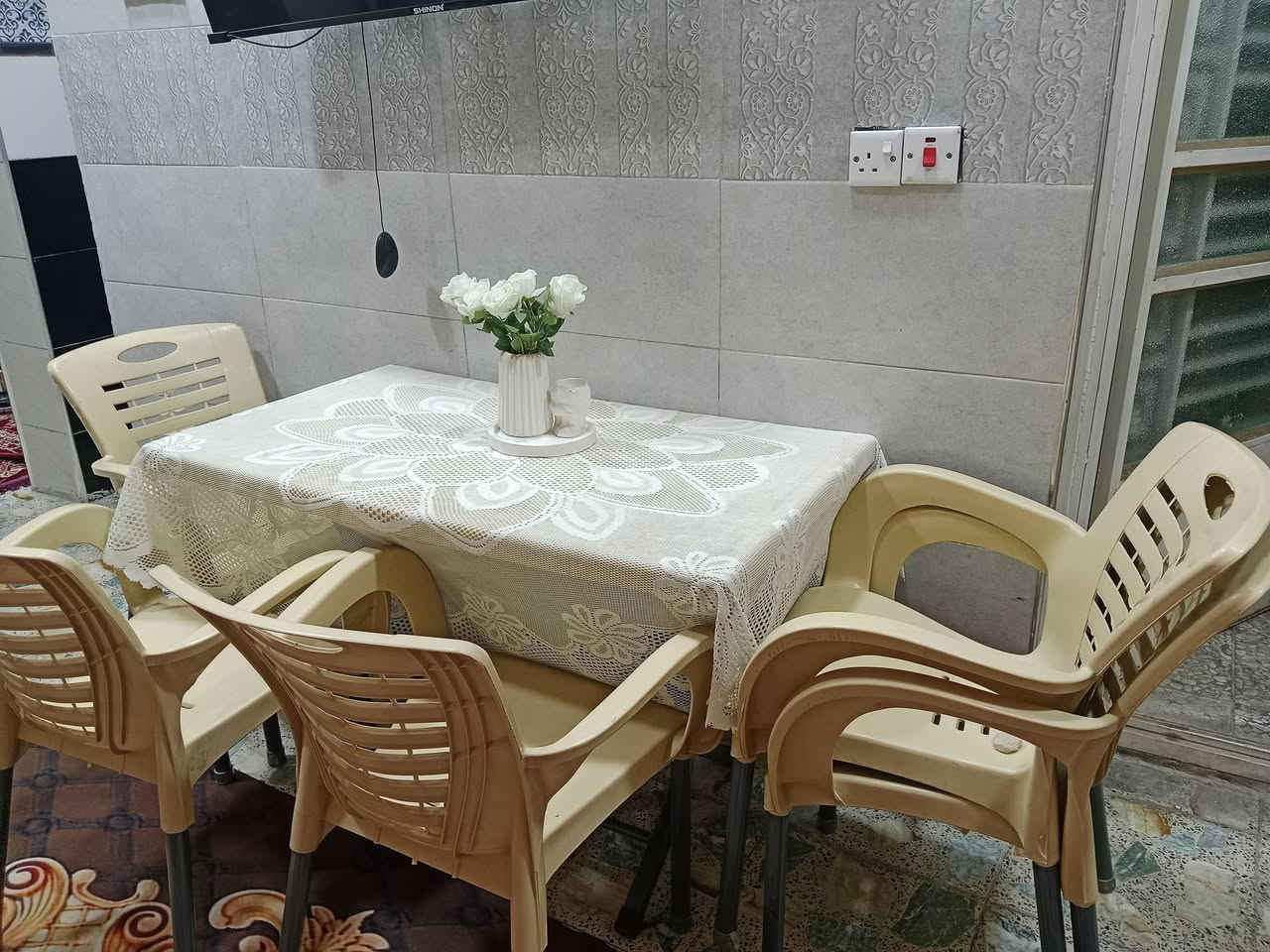 سلام عليكم ميز+5 كراسي للبيع سعر 85 الزعفرانيه ***********
