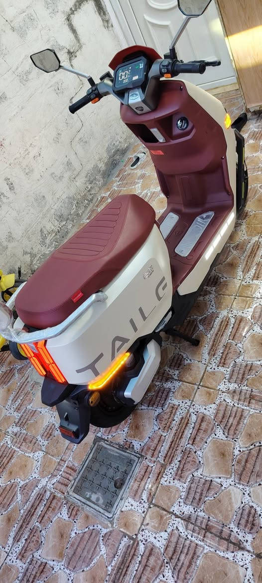 (مستخدم -) 🚨🔥 دراجة وحش الكون من شركة TAILG العالمية 🔥🚨
📍 مستخدمة شي قليل جدا وضعية  الشركة – نظافة وكالة 💯

⚙️ المواصفات الفنية:
🔋 بطارية كرافين كاربون جل 35 أمبير / 72 فولت
⚡ محرك ملف 2000 واط – سرعة حقيقية 70 كم/س
🚀 مدى حقيقي 80 كم
🖐️ بصمة  + كارت + تشغيل عن بُعد
🔒 جهاز إنذار ضد السرقة
🛑 بريك دسك + دهن دبلات هايدروليك ناعمة جداً
🪶 قيادة ناعمة ورزنة جداً على الطريق
💺 كشن سياحي واسع لشخصين + مساحة تخزين كبيرة تحت الكشن
🛞 إطارات 12 / 90 / 90
💡 إشارات LED أمامية وجانبية + إشارة رباعية
🔦 اضاءة زينون Auto + عالي وناصي
🔋 نظام TTFR لإعادة الشحن عند استخدام البريك
✅  البطارية 6 مسطرة 
السعر مليون و 50 وبيها مجال للطيبين
العنوان /كركوك حي الخضراء... شراي اتصل
***********
