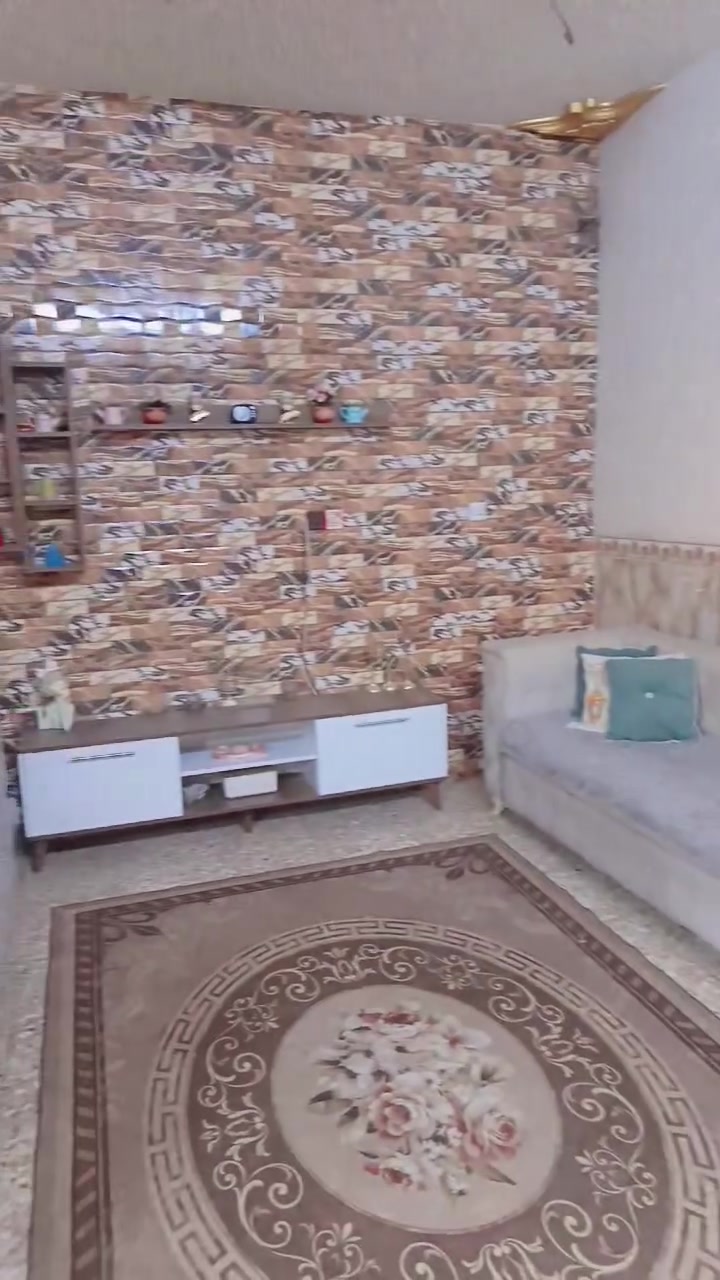 بيت في الاستكشفات قرب سيطرة وليد ابو الگص للبيع مساحتة ١٣٠ يحتوي على استقبال وطرمة وصحيات وصالة مفتوحة ع المطبخ وغرفة نوم جوة وغرفة نوم فوك وترك على طول البيت ومنور وحمام داخلي البيت نضيف وكامل من كولشي مبي نقص للاستفسار ***********
