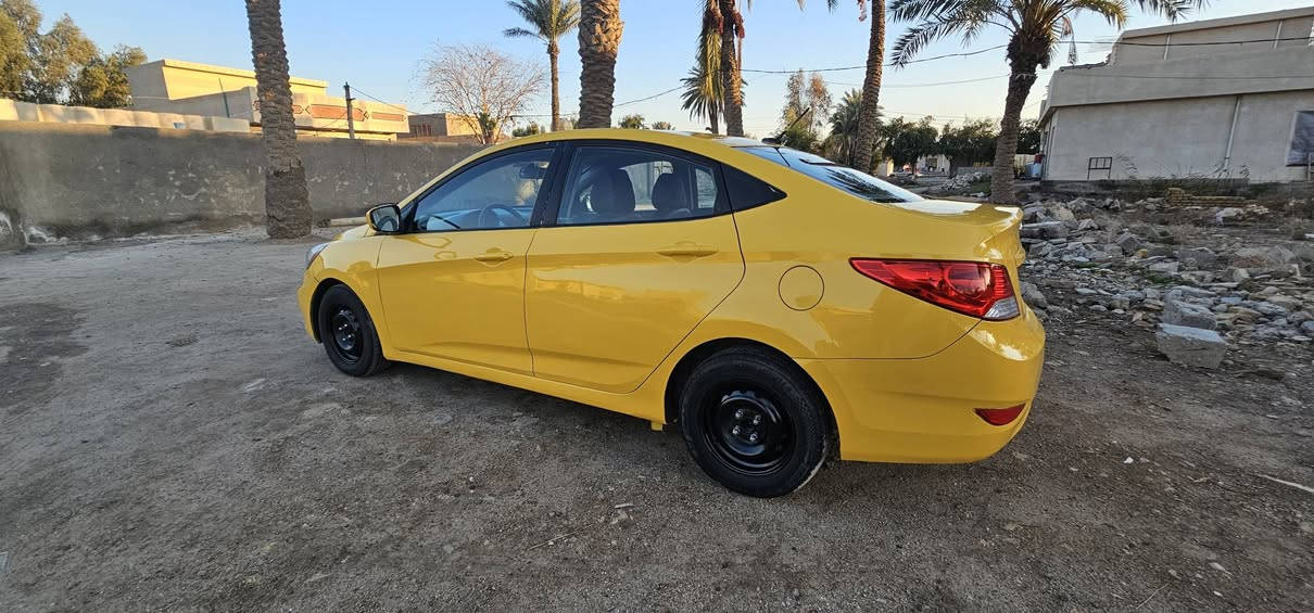 سلام عليكم 
اكسنت موديل 2013 وارد امريكي 
رقم بغداد انكليزي الجديد 
مكينه 1600
ماشيه 138 
حادثها باب السايق ومبدل بدون اي دواخل 
السياره كامله وبدون اي نقص 
مكينه كير كفاله عامه من الفتح والتبديل 
تبريد شغال صدر امامي خلفي جديد 
تخم تاير جديد سياره جاهزة من كلشي 
كهربائيات كلها شغاله 
السياره باسمي وشرط التحويل 
مكان السياره بغداد الكرخ  
***********
