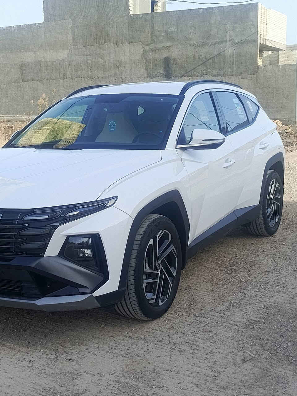 توسان موديل 25 خليجي مرقمة واسط الشكل الجديد 
ماشيه 5000 دهن الشركة 
السياره بيها 3 قطع صبغ بدون دواخل أثناء التحميل 
السياره فول مواصفات عدا البانوراما 
بصمة تشغيل بصمة ابواب جنطة كهرباء 
كشنات كهرباء تبريد 
كل المواصفات موجودة 
السعر 195 
بيع او مراوس 
مكان السيارة واسط الكوت 
***********
***********
