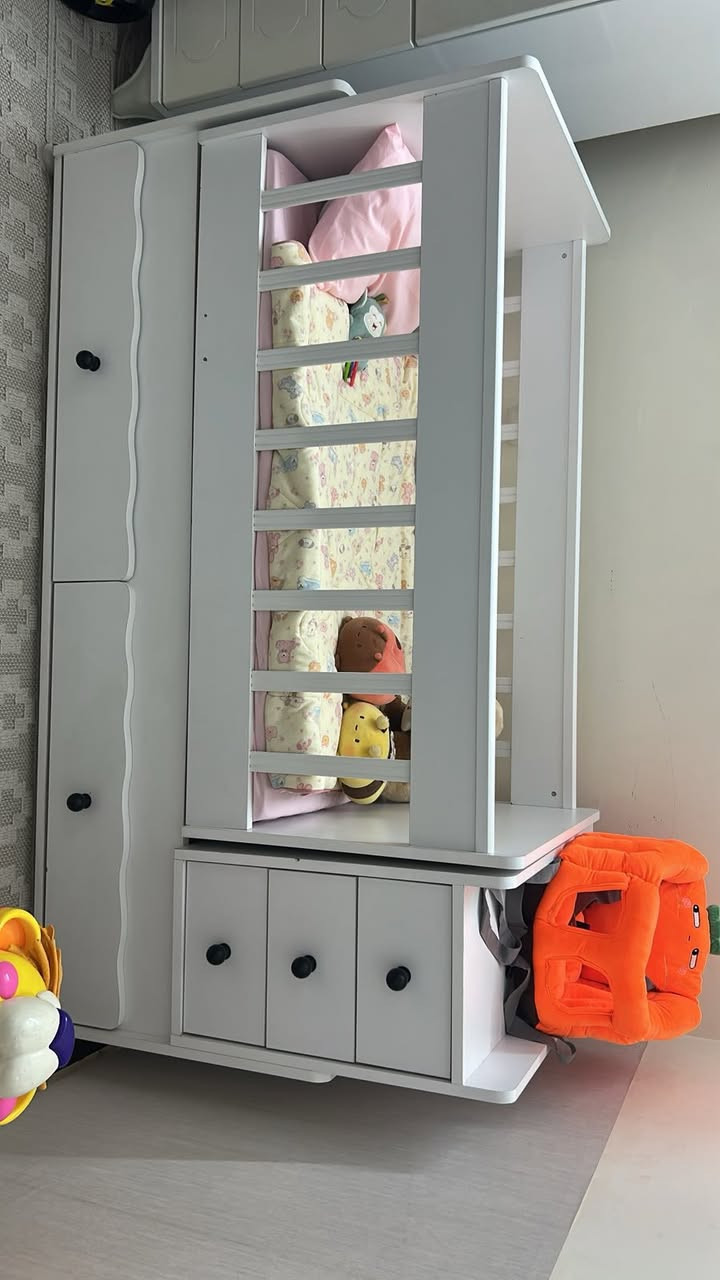 مرحبا
غرفه طفل 3 فطع  جديده اي ضرر مابيها مع دوشك 
سرير بستخدم نفر هم 
اخذتها منto baby￼ بالاعظميه
 سعر البيع مع دوشك 550  
الكاظميه شارع اكد 

+964 773 951 9158
