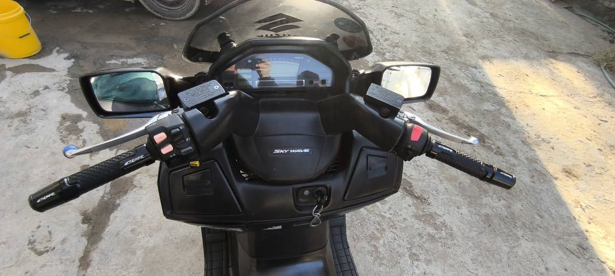 سلام عليكم
سكاي ويف ٦٥٠ 

دراجة بلادي مال رمبة

كهرباء كلها شغالة

محرك طياره 

بوار مود شغال

كير اوتو +تيبيترونك

مكفولة 

نظام ضؤء اوروبي

ويل نضيف جدا

تيرات نضيفات

متواجد على الرقم

سعر 16

مكاني كربلاء 
***********
