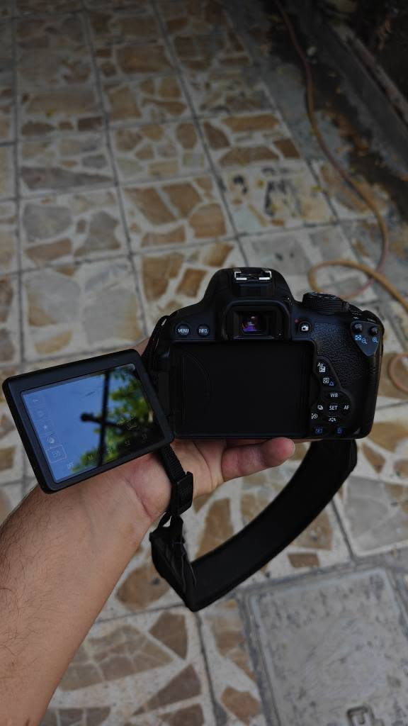 كانون D700 نضافه 95% مع رام عدستة الاصلية 18 55 شاشه قلابه لمس سعر 325 الف بغداد مدينة الصدر *********** بغداد, العراق
