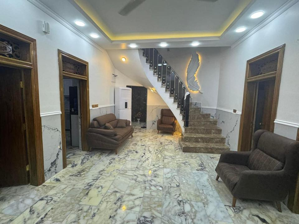 دار سكن للبيع
المساحة 300 متر  طابق واحد 

واجهه 15 ونزال 20   بناء حديث كونكريت 

 

الطابق الاول 

صالة 

3 غرف نوم  

صحيات داخلية وخارجية  

مطبخ حار  و مطبخ بارد 

موزع داخلي 

مضيف  12*4 معزول عن البيت 

الطابق الثاني 

صالة 

مخزن    

كراج يتسع لثلاث سيارات 

الدار في حي الزهراء قرب فلكة نجاح يقع ع متنزه حديقة مسيجة خاصة للدار   

المنطقة كاملة الخدمات   ماء ومجاري وخط اتصالات و تبليط ومقرنص الارصفه  

الاتصال 

***********  ابو حسن
