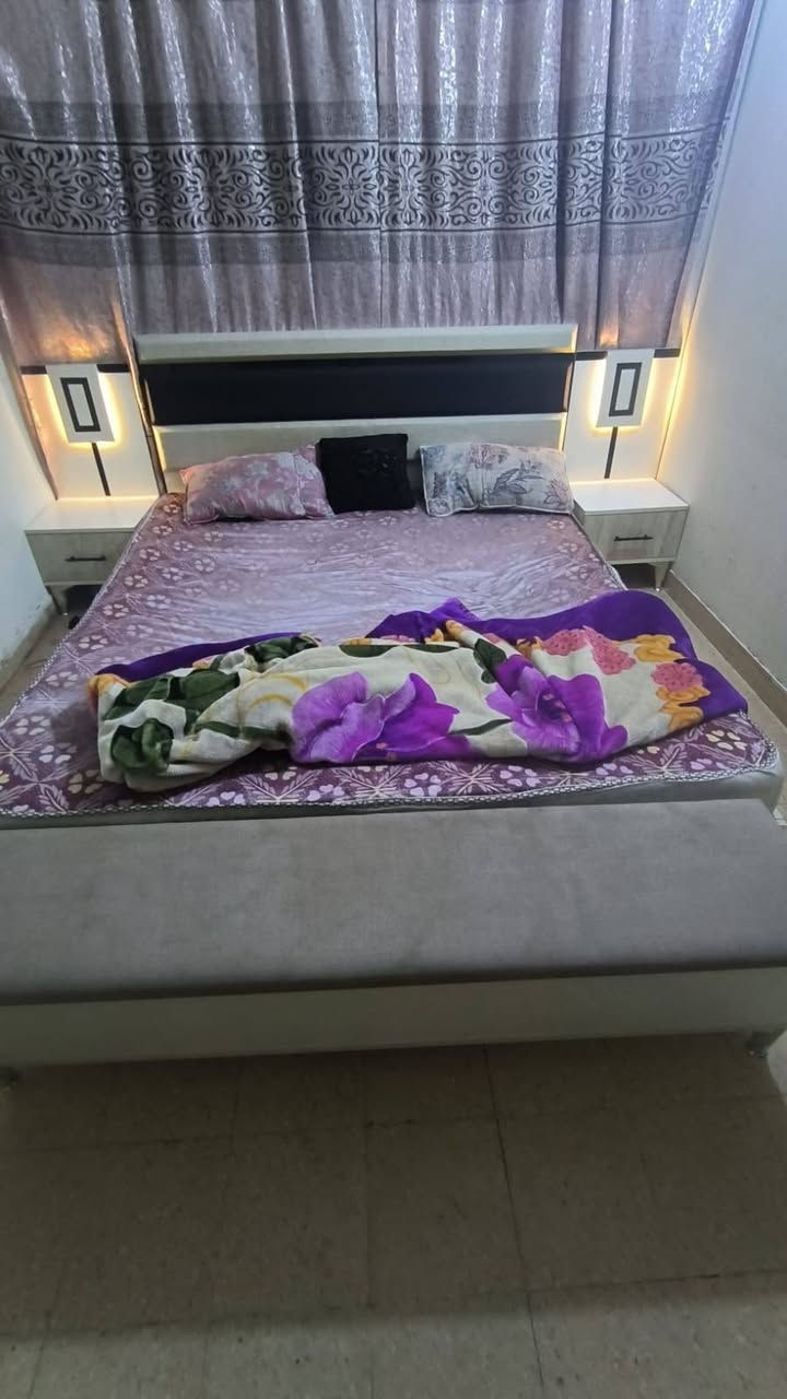 الغرفه البيضاء ب 600 مكيف شغال ب 350 و كنتور ثلاث بيبان 250 التخم هو وطبلاته 700 وبي مجال و الغرفه السوداء 550 وبيها مجال العنوان ميسان الرقم *********** متواجد واتساب وعلى الرصيد

