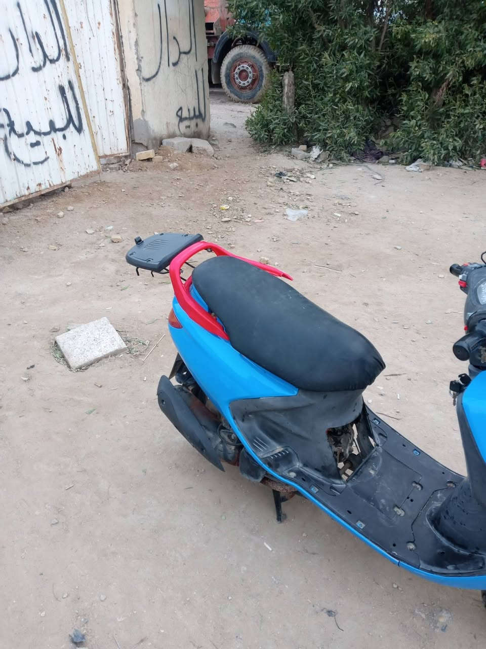 السلام عليكم دراجة فراشة فحل دراجة نضيفة كفرات جدد كهربائيات شغالة مكينه فقط ولفات مفتوحة دراجة جاهزة من كلشي محرك كهربائيات كلة جاهز عوزه فقط كابريتة للعلم حالياً شغالة وطبيعي بس من تريد تشغل تأخر بالتشغيل
*********** للاستفسار 
السعر 300 وبيهة مجال للشراي عنواني الحمزة الشرقي
