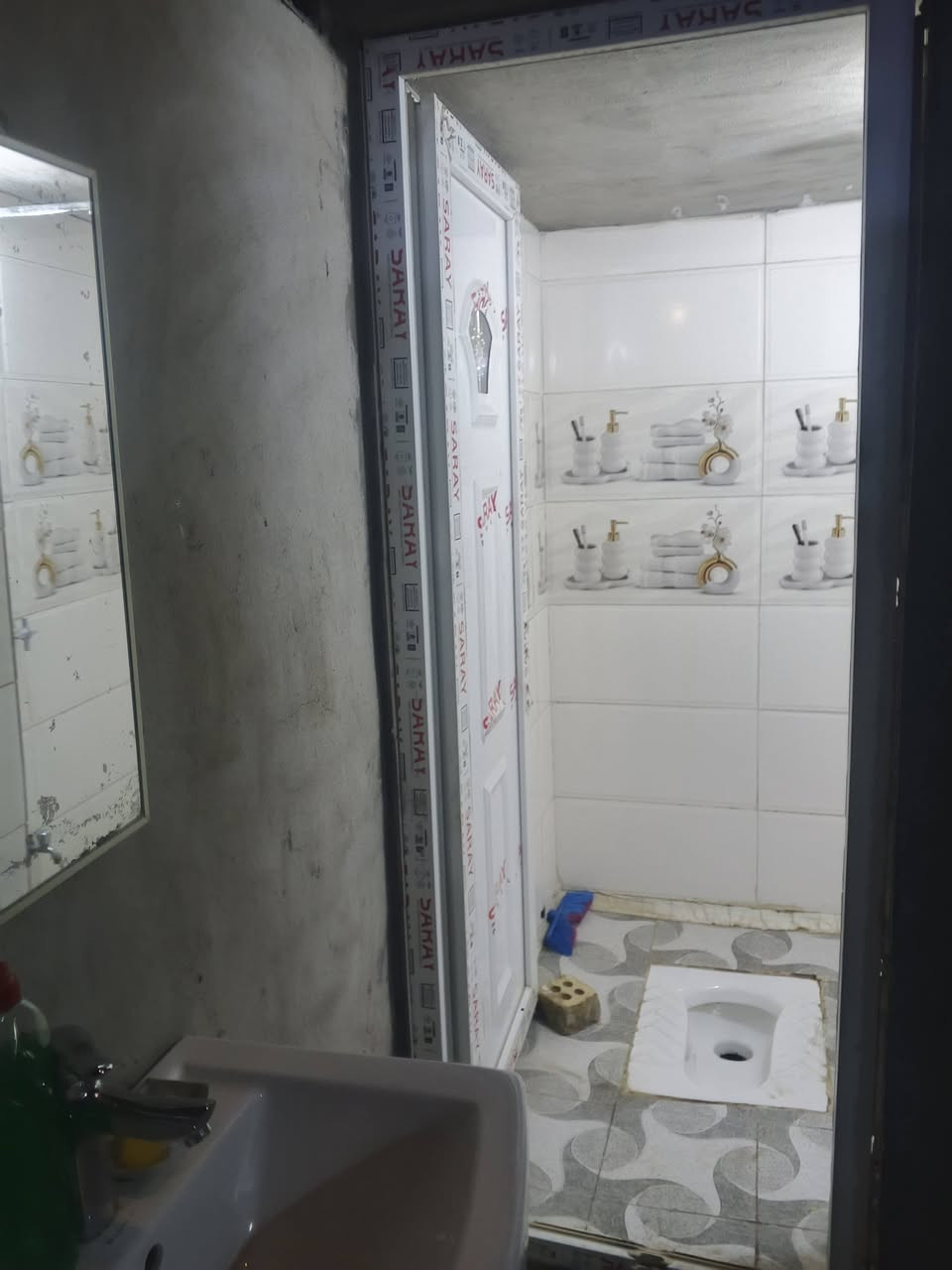 سلام عليكم بيت طابقين رفت 
المساحه 140م يحتوي الطابق الارضي  استقبال خارجي / وطرمه كبره /وحمام خارجي/ مطبخ / صاله / غرفه نوم كبيره /حمام داخلي / الطابق الثاني/ وغرفتين نوم / وصطح وبيتونه / السعر /45 / اسعيده قرب حسينية سيد الشهداء   //تجاوز //
الاستفسار ***********/
***********
