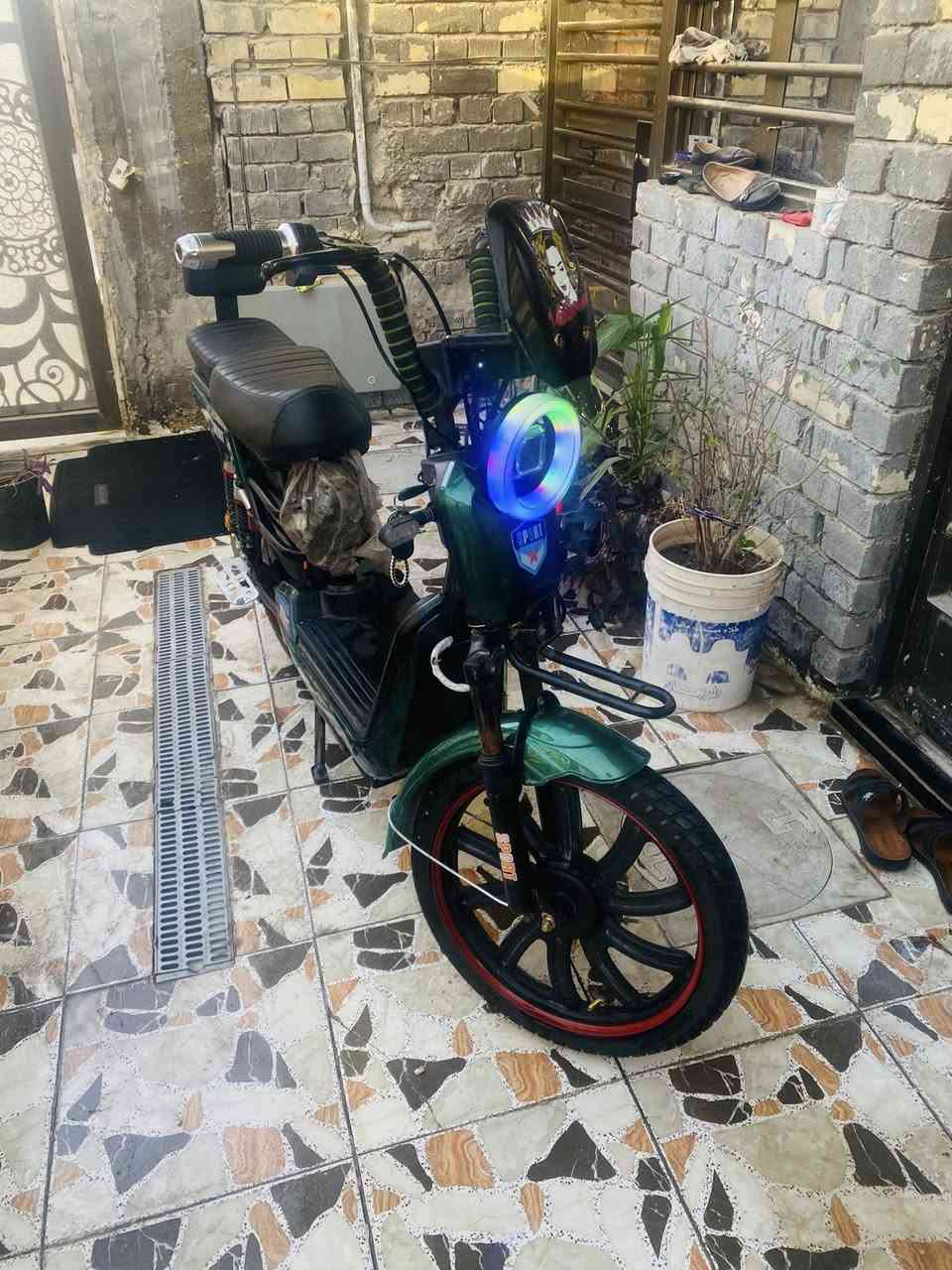 سلام عليكم. السعر. ////250////                                                                      دراجه شحن للبيع فول مواصفات 
سماعه بلوتوث 
ستاند تلفون 
خمس بطاريات 
نشرات جانبيه 
اشاير هورن كهربائيات كلهه شغاله  
مكاني بغداد الري قرب حي الإعلام 
***********  بي واتساب
