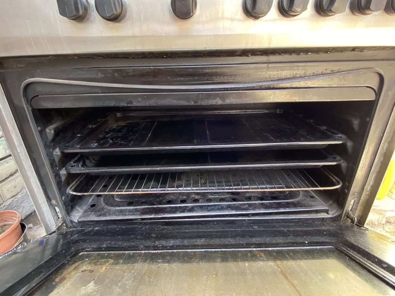 أغراض بيت للبيع طباخ 5 عيون حجم كبير نضيف جدا نوع تركي دبل صينية سعره ١٥٠ الف بي مجال وفارة مال غسل ب ٤٠ وسماعات كبار ب١٥٠ الأسعار بيهن مجال 
مكان الالف ***********
