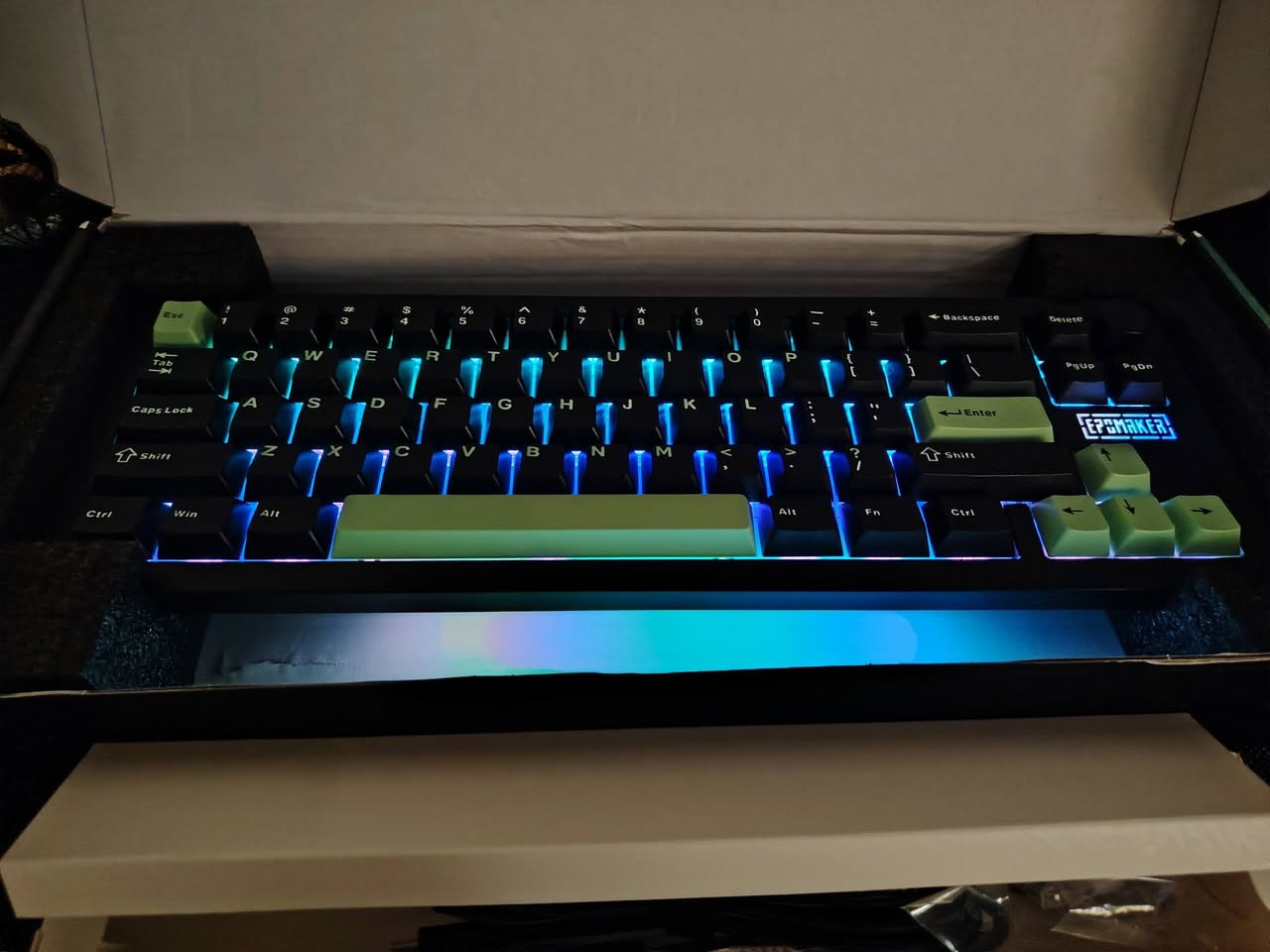 السلام عليكم
⌨️ Epomaker Galaxy68 Tri-Mode — Green Edition 💚🔥

واحد من أفخم وأقوى كيبوردات الـ65% حالياً، تصميم Premium بالكامل مع خامات ألمنيوم ثقيلة وإحساس كتابة احترافي جدًا.
الكيبورد مو مجرد شكل، فعليًا أداءه قوي وسريع ومناسب للـGaming والشغل الطويل والكتابة اليومية.

✅ Tri-Mode Connectivity
• Bluetooth
• 2.4GHz Wireless
• USB-C Wired

✅ Aluminum Body ثقيل وفخم
✅ Gasket Mount + طبقات عزل صوت تعطي صوت Creamy مرتب 🎧
✅ Hot-Swappable — تبدل السويتشات بسهولة
✅ RGB احترافي + Side Lighting محيطي
✅ بطارية 6000mAh قوية جدًا 🔋
✅ Polling Rate 1000Hz للألعاب السريعة
✅ PBT Keycaps أصلية وخامة ممتازة
✅ QMK/VIA Customization للتخصيص الكامل

✨ الكيبورد جديد بالكامل، فقط مفتوح للتصوير والفحص والتأكد من كلشي شغال 100%.

اللون الأخضر بالحقيقة يطلع أفخم وأرتب من الصور 🔥

السعر: 115 الف وبيه مجال بالمعقول
الموقع: بغداد / حي الجامعة

للمهتم مراسلة خاص 📩


**إذا كنت صاحب هذا الإعلان وتريد حذفه لأي سبب، رجاءا أرسل رسالة إلى الدعم الفني**