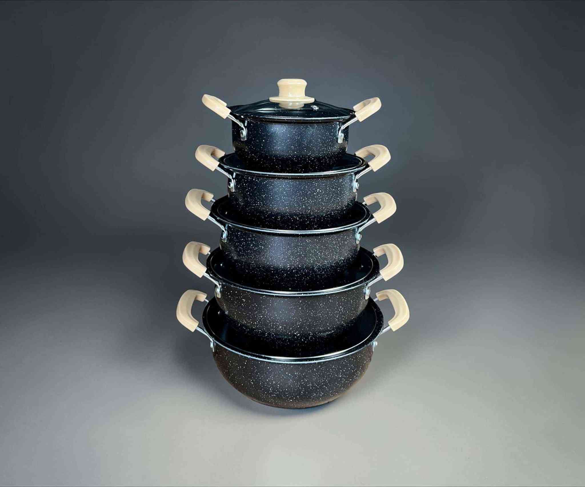 سيت قدور ماربل 5 قطع HotChef بأغطية زجاج حراري
طهي الرز، المرق، الشوربات، واليخنات بمختلف أنواعها.
تحضير المعكرونة، السلق، وطهي الخضار واللحوم.
مناسب للاستخدام اليومي في المطبخ المنزلي.
مثالي للعائلات الصغيرة والمتوسطة.
يمكن استخدامه على مواقد الغاز التقليدية.
سيت مكون من 5 قدور بأحجام مختلفة:
طلاء داخلي وخارجي ماربل غير لاصق عالي الجودة.
خالي من مادة PFOA الضارة.
توزيع متساوي للحرارة لنتائج طهي أفضل.
أغطية زجاج حراري مقاومة للحرارة مع فتحة بخار.
مقابض جانبية عازلة للحرارة بتصميم مريح وآمن.
سطح مقاوم للالتصاق وسهل التنظيف.
مناسب للغسل اليدوي وغسالة الصحون.
لون أسود مرقط بتصميم أنيق وعصري. بغداد, العراق


**إذا كنت صاحب هذا الإعلان وتريد حذفه لأي سبب، رجاءا أرسل رسالة إلى الدعم الفني**