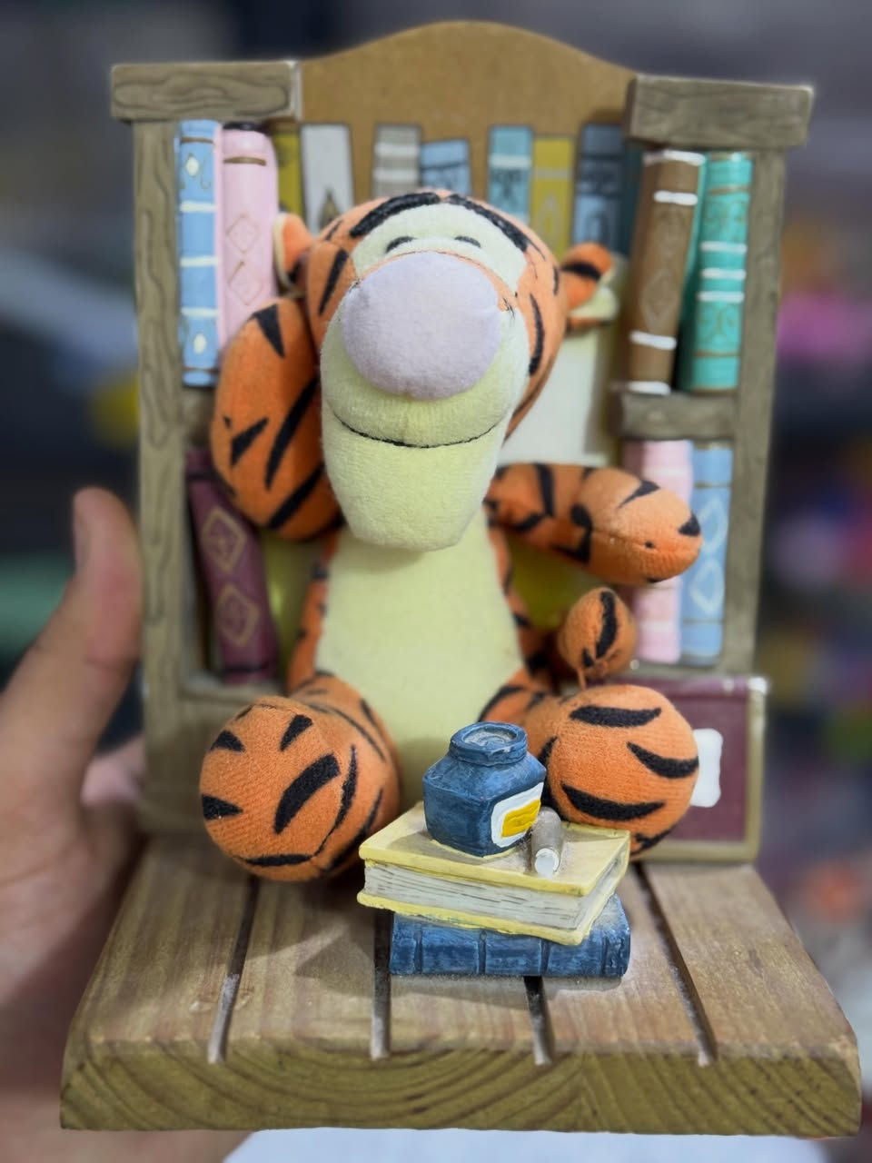 متوفر ✅مسند كتب خشبي كلاسيكي لشخصية “نمور” (Tigger) من مجموعة ديزني الكلاسيكية “ويني الدبدوب” (Winnie the Pooh Bookend Buddies). يشتمل المجسم الأصلي على كتيب قصص صغير مخفي خلف الدمية يمكن سحبه وقراءته (في هذا المجسم كتاب “Tigger’s Bouncy Day”).تاريخ الإصدار: يعود هذا الإصدار العتيق (Vintage) إلى عام 2001 وهو من إنتاج ديزني الرسمي بالتعاون مع Reader’s Digest.

سعر المكتبه ٣٥
سعر المجرات ١٠
ويني هديه


**إذا كنت صاحب هذا الإعلان وتريد حذفه لأي سبب، رجاءا أرسل رسالة إلى الدعم الفني**