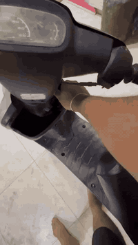 سلام عليكم 
دراجه بتره جاهزه من طول لطول مابيهه أي نقص 
مكينه بلاد مامفتوحه شرط الفحص كهربايات شغاله
 نكره سلف لايت عالي ناصي اشاير كلها شغاله
 بشهر 8طالعه من لحاويه سعرها ب425وبيهه مجال حك جيه مكاني ناصريه مركز وهاذه رقمي  ***********وشراي يجي وبي خير ويدلل
