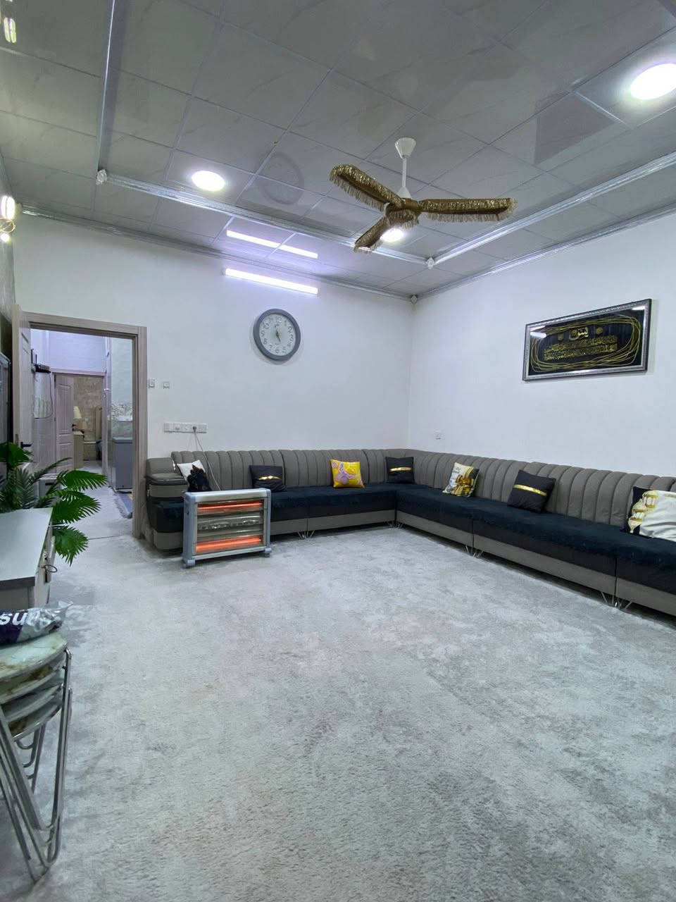 أعلان 538
يوجد لدينا دار للبيع طابو بأسم شخص واحد 
المساحة 100متر طابقين ونص
ملاحظه +طاقه شمسيه 16انبير
الموقع حي العسكري قرب ماركة النور 
#السعر110مع المجال 
الاستفسار 
***********
او مراجعه مكتبنا  موقع حي عسكري خلف موقف الكوسترات مقابيل ماركت عامر خليل 
و مجاور مدرسه الجواهري
