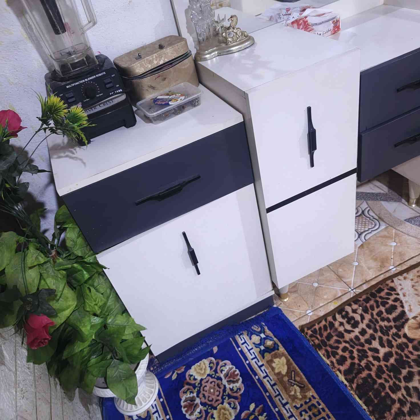 غرفه جديده ستعمال قليل 8بيبان تسع قطع زلغه مابيه ب800وبيه مجال جوه السوك متوازي عله بيعته مكاني ديوانيه ***********
