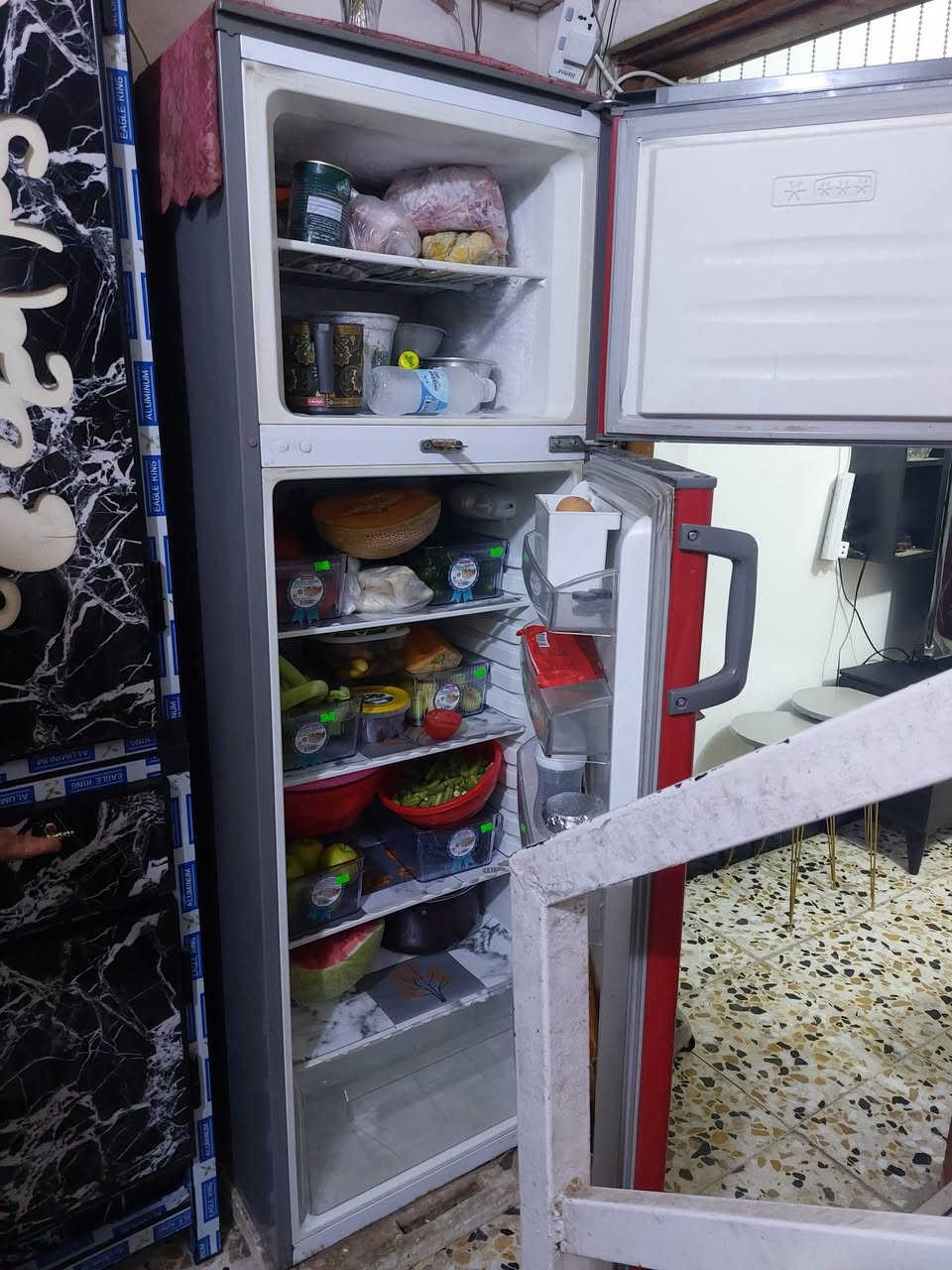 ثلاجه البيع كلش نضيفه السعر ٢٥٠ قفل ***********
