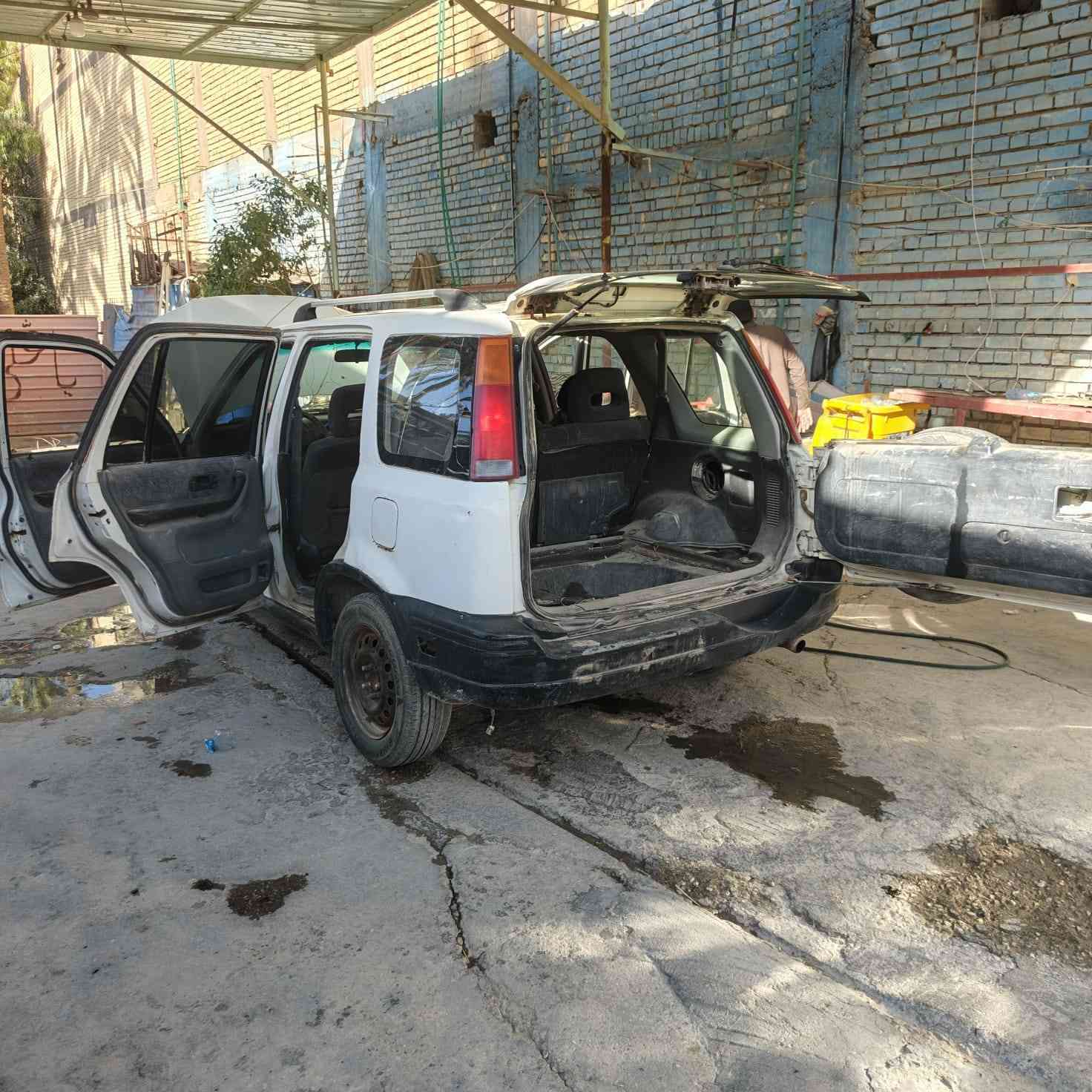 📣 للبيع: جيب هوندا CR-V (مكينة سوناتا 2.0)
​النوع: هوندا CR-V (جيب جيل أول).
​اللون: أبيض.
​الرقم: كربلاء خصوصي (ألماني جديد جاهز للتحويل).
​المكينة: محورة (هيونداي سوناتا 2.0) 
​الجير: أوتوماتيك (تعليق صف الستيرن)
​الحالة: نظيفة جداً داخلياً وخارجياً،  
​المكان: كربلاء المقدسة.
​السعر: 35 ورقة بيه مجال للشراي 
​الهاتف: ***********
