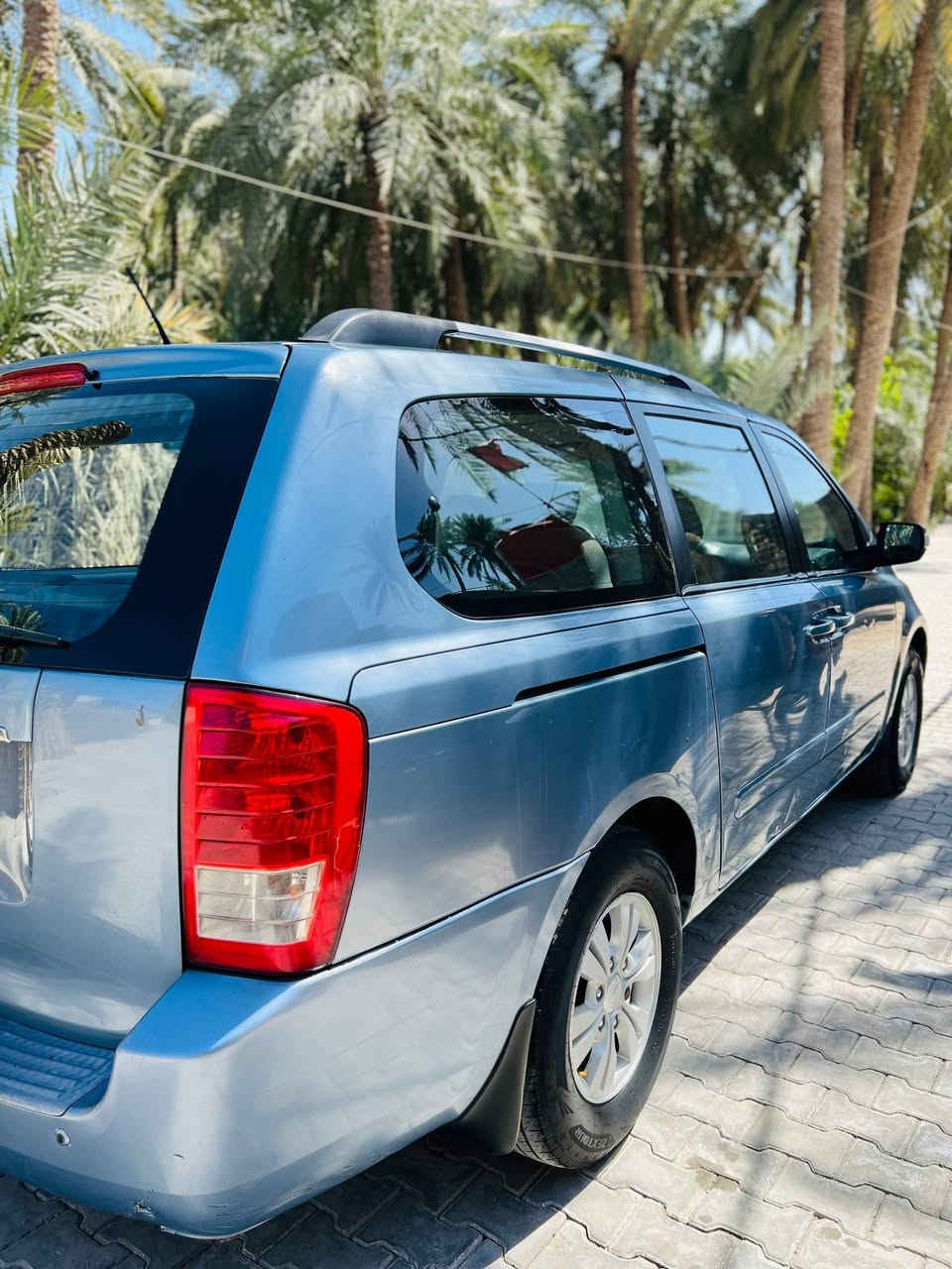 للبيع كيا سيدونه موديل 2012 رقم كربلاء مميز الجديد بسمي تحويل ثاني يوم مكينه 3500 V6   ماشيه mill 91 فقط حادثه جاملغ خلف الساق فقط ما عبره الباقي مكفولة  حداديه جديده تخم تاير جاهزه من كلشي مواصفات بيبان كهربائي واشاير بل مرايه سياره جديده  للاتصال ***********
