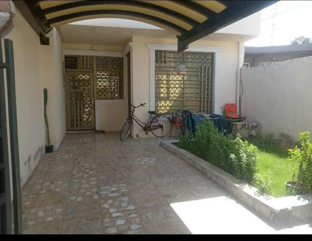 السلام عليكم بيت للبيع فقط مساحته 150م البيت زراعي  مجاري ماء كهرباء تبليط كامله غرفتين نوم صاله مطبخ منور حمام ترك استقبال حديقه طرمه البيت كامل السعر 90وبي مجال العنوان بغداد جسر ديالى القديم جامع طه ***********
